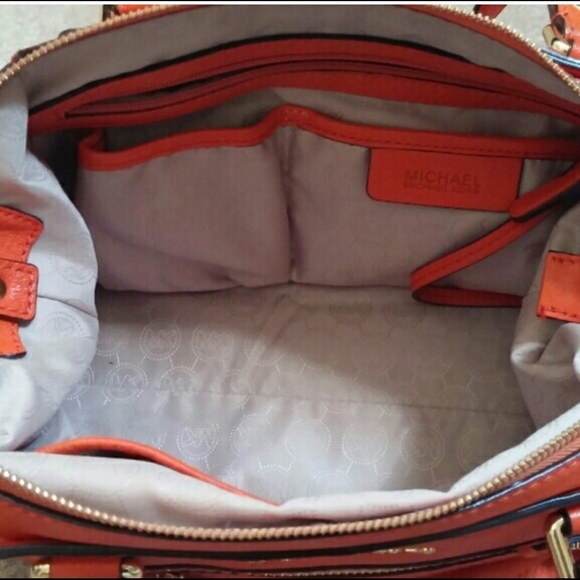 🎉SALE🎉 Excellent cond Michael Kors Gilmore lg - Picture 3 of 10